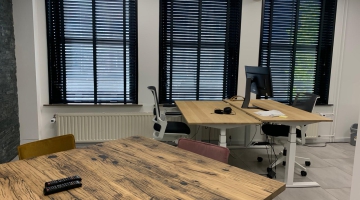 Montage houten jaloezieën in kantoor